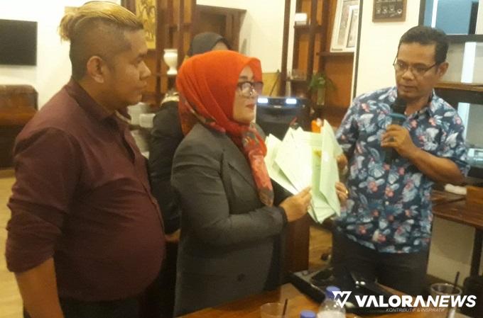 Kuasa hukum dari perusahaan pengembang Perumahan Pondok Indah Balai Baru, Mardefni Zainir bersama Muhammad Tito dan Elvi Mardeani (develepor) memperlihatkan sertifikat tanah yang dituntut konsumennya pada wartawan di Padang, Senin sore. (mangindo kayo)