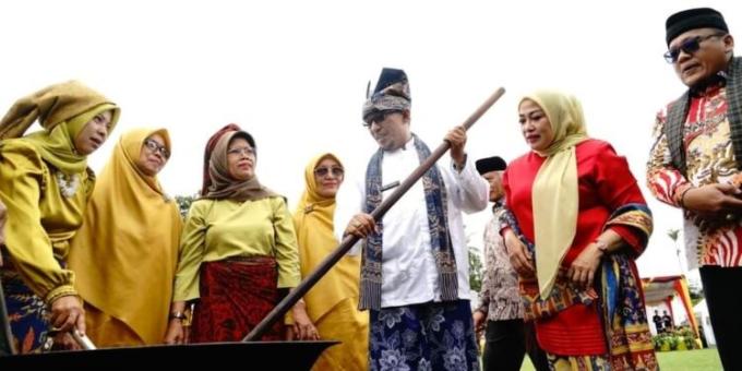 Bupati Tanah Datar, Eka Putra mengaduk kalamai pada kegiatan pembukaan Situmbuak Art and Culture Festival, di Lapangan Bola Nagari Situmbuak, Kecamatan Salimpaung, Sabtu.