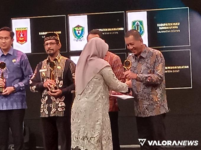 Bupati Pesisir Selatan Rusma Yul Anwar menerima penghargaan (anugerah) KPAI 2023, diserahkan Menteri PP & PA Bintang Prayoga, dan Ketua KPAI Ai Mariati Sholihah, di Jakarta, Kamis (20/07/2023). Foto: Dok Diskominfo Pessel