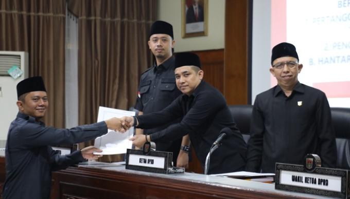 Ketua Pansus PKD, Ibnu Azis serahkan hasil pembahasan pada Ketua DPRD, Benny Yusrial.
