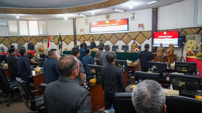 Menyanyikan lagu Indonesia Raya saat pembukaan rapat paripurna, Senin. (humas)