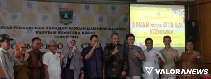 Foto bersama pemenang Lomba Ragam Cita Rasa Kopi Premium yang digelar Dewan Kopi Indonesia Sumatera Barat, di Politeknik Pertanian Negeri Payakumbuh, Rabu (15/11/2023). (humas)