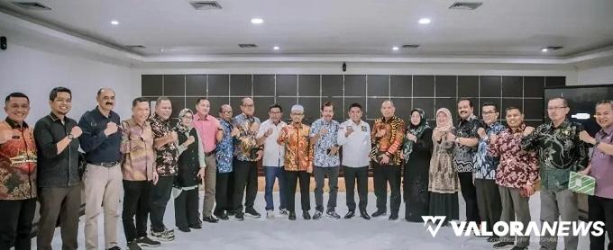 Rombongan Bamus DPRD Sumbar, foto bersama usai audiensi dengan Ketua DPRD Banten, dalam agenda kunjungan  study koperatif, Kamis (9/11/2023). (humas)