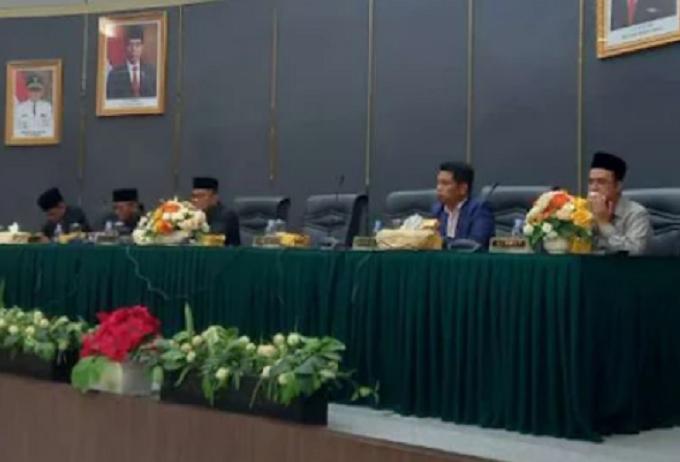 Rapat paripurna DPRD Padang dengan agenda pengumuman pengusulan pemberhentian Walikota dan Wakil Walikota Padang, usai peresmian gedung baru DPRD Padang, Jumat siang.