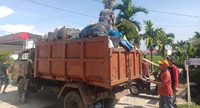 Satu truk penuh sampah berhasil dikumpulkan warga RT 07 RW 01 Kelurahan Surau Gadang, usai goro, Ahad pagi.