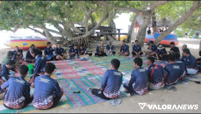 Peserta pelatihan pemandu selam di Pulau Setan Mandeh. Pada 10 - 12 Oktober 2023. Pemateri nya, penyelam profesional. Foto: Dok Disparpora Pessel