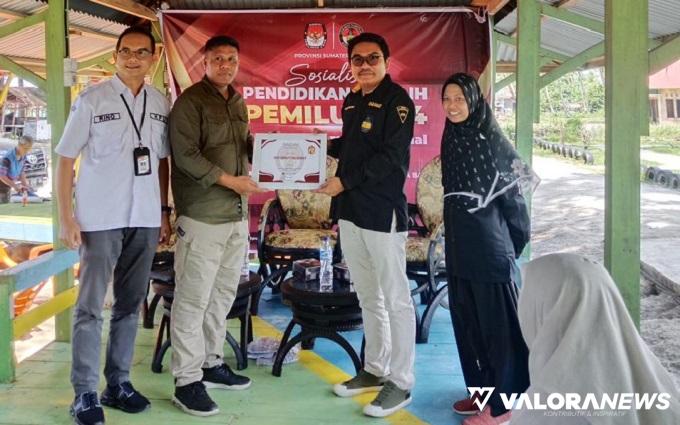Ketua Granat Sumbar, Fajar Rusvan menyerahkan piagam penghargaan ke anggota KPU Sumbar, Jons Manedi didampingi Sutrisno (Kabag Teknis) usai sosialisasi di Nagari Ketaping, Padang Pariaman, Kamis.