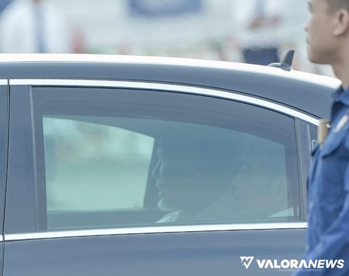 Gubernur Sumbar, Mahyeldi bersama Presiden Joko Widodo dalam mobil kepresidenan menuju gudang Bulog di Padang, Rabu. (humas)