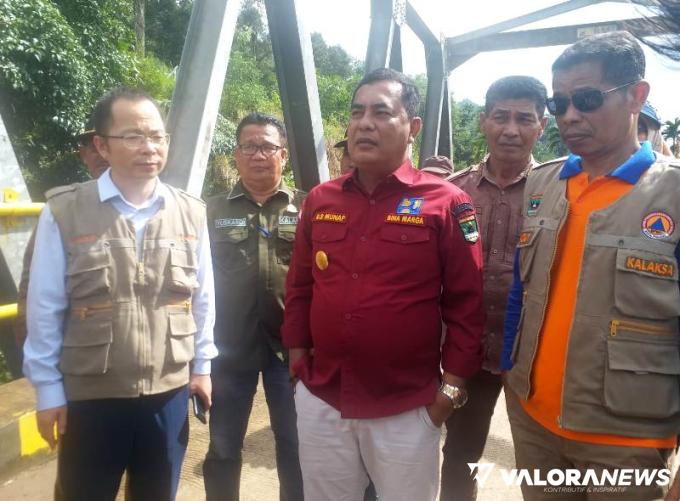 Pj Bupati Pessel, Era Sukma Munaf, bersama rombongan ICL Sinchuan China dan BPBD Sumatera Barat, melihat lokasi rencana dibangun EWS di Kampung Batu Bala, Nagari Gantiang Mudiek Utara, Sutera, Selasa (1/10/2024). FOTO: Dok Diskominfo Pessel