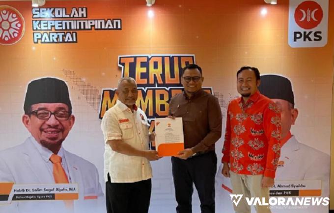 Presiden PKS, Akhmad Syaikhu serahkan SK sebagai calon wali kota Padang pada Muhammad Iqbal didampingi Rahmat Saleh (Sekretaris PKS Sumbar) di Jakarta, Kamis. (istimewa)