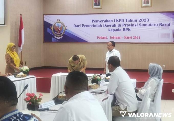 Bupati Rusma Yul Anwar dan Kepala Daerah Kabupaten/Kota se Sumbar menyerahkan LKPD Tahun 2023 kepada BPK-RI Perwakilan Sumbar di Padang, Senin (18/3/2024). FOTO: Dok Diskominfo