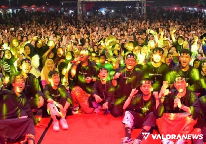 Darak Badarak foto bersama penonton pada pembukaan Rang Agam Baralek Gadang di GOR Rang Agam, Jumat malam. (humas)