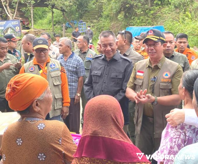 Kepala BNPB Letjend TNI Suharyanto, mengunjungi langsung lokasi bencana banjir dan tanah longsor yang melanda Kabupaten Pesisir Selatan, baru - baru ini. FOTO: Dok Diskominfo Pessel Bencana