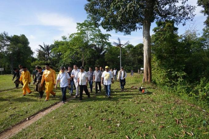Gubernur Riau, Syamsuar beserta rombongan meninjau lokasi Benteng Tujuh Lapis di Rohul, Rabu.