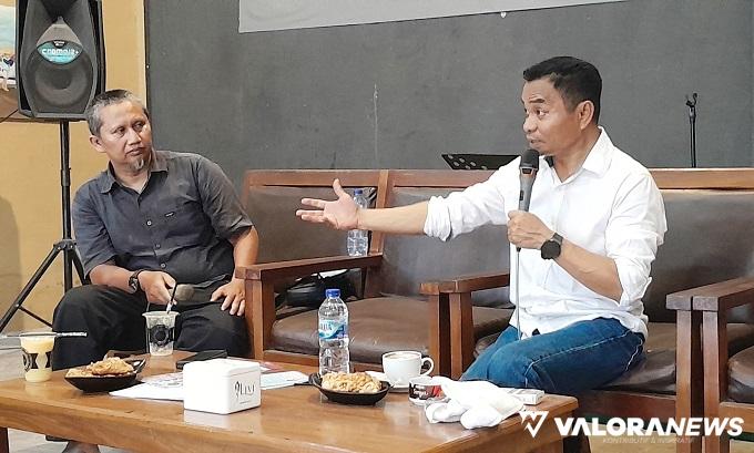 Calon Wakil Wali Kota Padang nomor urut 3, Hidayat paparkan visi, misi dan program pada diskusi yang digelar FWP Padang dengan moderator Al Imran di Kupi Batigo Cafe, Senin sore. (istimewa)