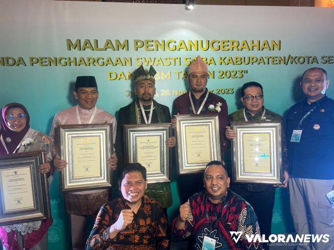 Pj Wako Padang Panjang, Sonny Budaya Putra bersama pemenang penghargaan Swasti Saba di Jakarta, Selasa malam.