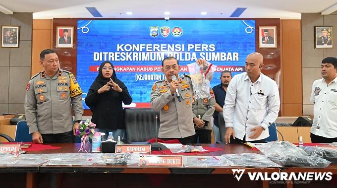 Kapolda Sumbar, Irjen Pol Suharyono memperlihatkan barang bukti berupa senjata api yang digunakan pelaku RC, melawan  petugas saat disergap di persembunyiannya di Kampar, Riau, Sabtu. (veri rikiyanto)
