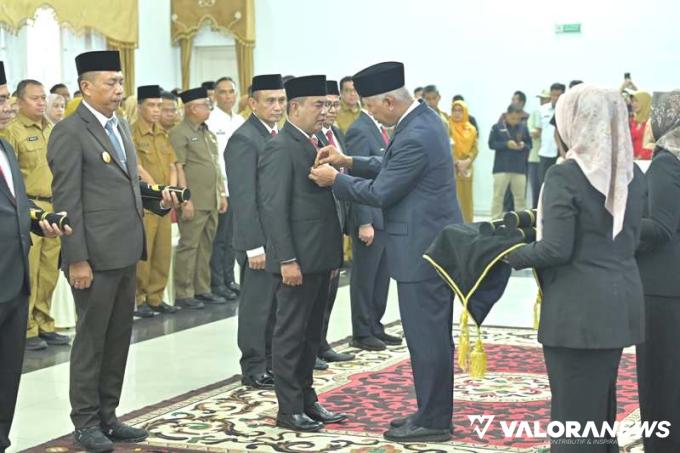 Gubernur Sumatera Barat Mahyeldi Ansharullah melantik Era Sukma Munaf menjadi Pjs Bupati Pessel, di Auditorium Istana Gubernur Sumbar, Padang, Selasa (24/9/2024). FOTO: Dok Diskominfo Pessel