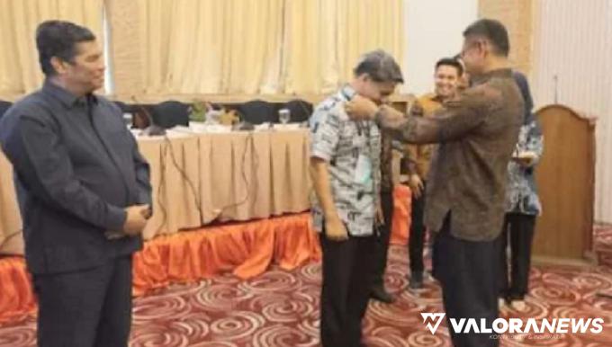 Pengalungan tanda peserta pada perwakilan anggota DPRD Padang di kegiatan Bimtek pendalaman tugas pimpinan dan anggota DPRD Padang di salah satu hotel di Bukittinggi, Selasa (24/10/2023).