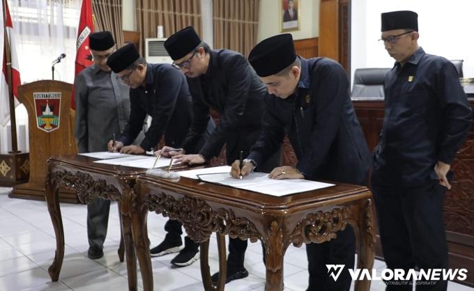 Wako Bukittinggi, Erman Safar bersama pimpinan DPRD, menandatangani nota kesepakatan APBD 2024 pada rapat paripurna, Kamis. (hamriadi)