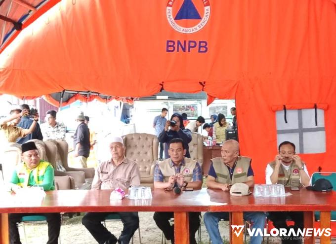 Pemkab Pessel menyerahkan bantuan bagi masyarakat korban bencana Galodo Lahar Gunung Marapi di Kabupaten Agam, Tanah Datar dan Kota Padang Panjang, Sabtu (18/05/2024). FOTO: Dok Diskominfo Pessel