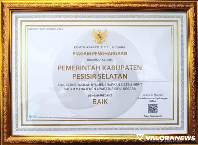 Bupati Pessel Rusma Yul Anwar, menerima penghargaan KASN 2024,  diserahkan Ketua KASN Agus Pramusinto, di Bandung Jawa Barat, Rabu, (26/06/2024). FOTO: Dok Diskominfo Pessel