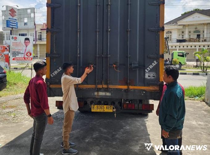 Ketua KPU Bukittinggi, Satria Putra menerima logistik Pemilu berupa kotak suara, Senin (30/10/2023). (istimewa)