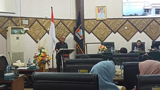 Juru bicara fraksi PAN DPRD Padang, Faisal Nasir menyampaikan pandangan akhir fraksinya tentang Perubahan Perda SOTK, dalam rapat paripurna, Senin.