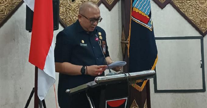 Sekda Padang, Andree Algamar memberikan sambutan pada rapat paripurna dengan agenda tutup masa sidang II dan buka masa sidang III tahun 2023, Kamis.