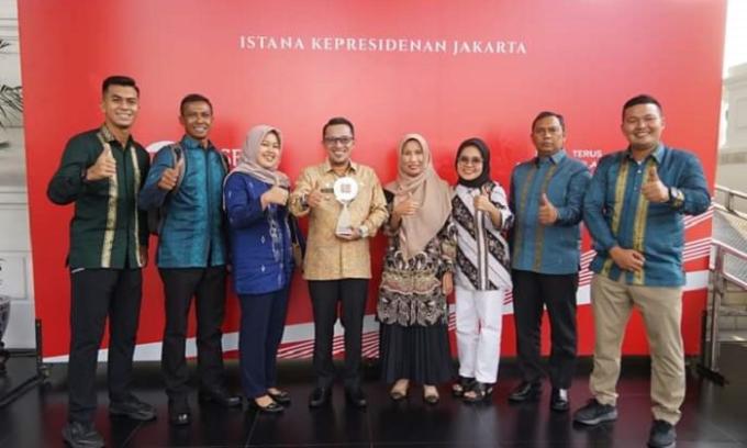 Bupati Tanah Datar, Eka Putra dan jajaran,  foto bersama usai menerima penghargaan TPID Award 2022 di Istana Presiden, Kamis. (humas)