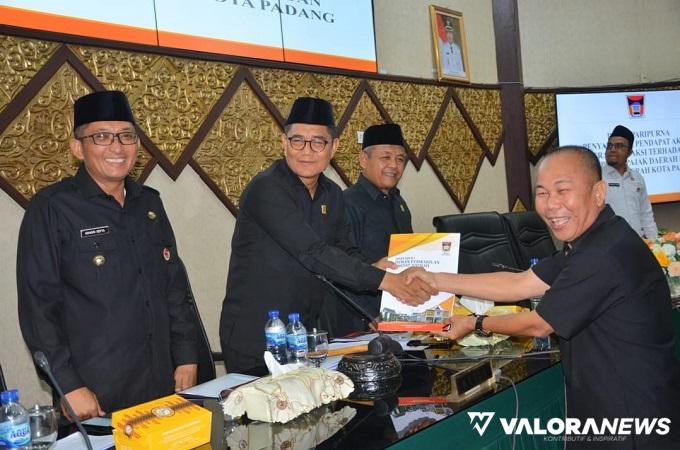 Juru bicara Banggar DPRD Padang, Faisal Nasir menyerahkan hasil pembahasan Perubahan APBD 2023, dalam rapat paripurna, Jumat.