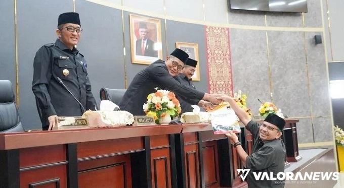 Ketua DPRD Padang, Syafrial Kani menerima pendapat akhir fraksi Partai Demokrat yang disampaikan Surya Jufrie Bitel dalam rapat paripurna, Senin. (humas)