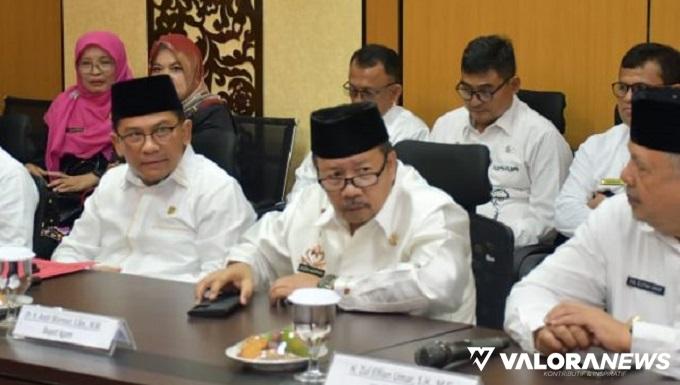 Bupati Agam, Andri Warman didampingi Novi Irwan (ketua DPRD Agam) saat menerima hasil pemeriksaan terhadap LKPD Agam Tahun 2023, dari Kepala BPK Sumbar, Arif Agus di Padang, Jumat. (humas)