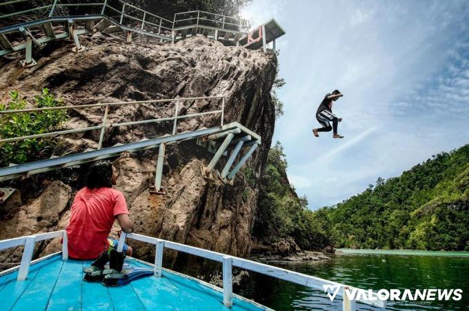 Seorang lelaki muda mencoba atraksi cliff jumping di Pulau Sironjong Kecil, Mandeh, Pesisir Selatan, Sumatera Barat. Foto: Dok twitter (X) @ jokowi