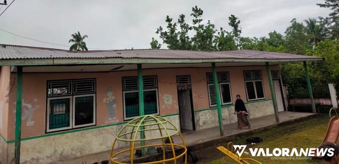 Gedung TK Cinta Sehat di Jorong Katiagan dengan kondisi memprihatinkan.