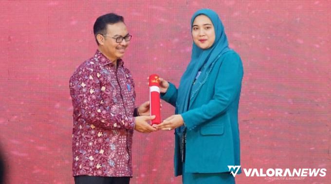 Ketua TP PKK Bukittinggi, Fiona Agyta terima penghargaan Bangga Kencana dari Kepala BKKBN, Hasto Wardoyo di Palembang, Selasa.
