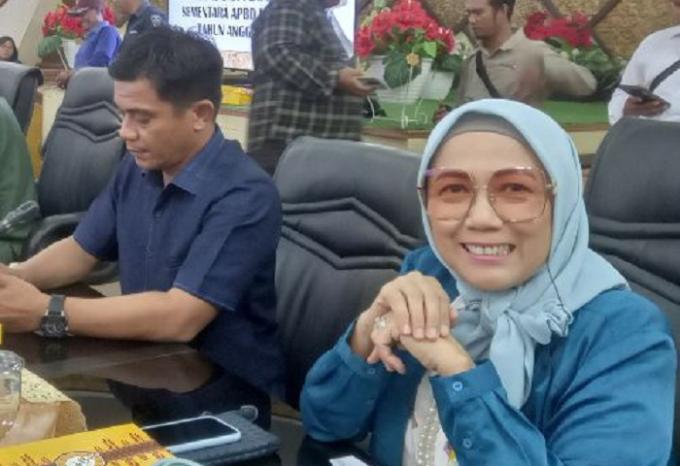 Anggota Fraksi PAN DPRD Padang, Irawati Meuraksa menghadiri rapat paripurna pengesahan KUA PPAS Padang 2023, Senin.