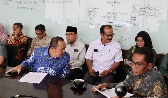 Asisten I Sumbar, Devi Kurnia bersama Banggar DPRD Sumbar mengikuti rapat konsultasi dengan Kasubdid Perencanaan Anggaran Wilayah Satu Kemendagri, Fernando Siagian di Jakarta, Jumat.