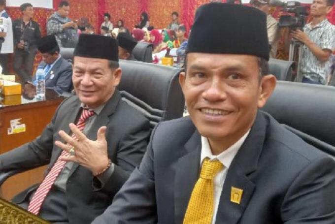 Ketua Fraksi Berkarya Nasdem, Helmi Moesim dan Osman Ayub (anggota fraksi)  pada sidang paripurna istimewa perayaan Hari Jadi Kota Padang ke-354 tahun 2023, Senin.