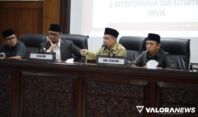 Ketua DPRD Bukittinggi, Benny Yusrial didampingi Erman Safar (Wako Bukittinggi) mengetuk palu pengesahan dua Ranperda inisiatif dewan, dalam rapat paripurna, Senin. (hamriadi)