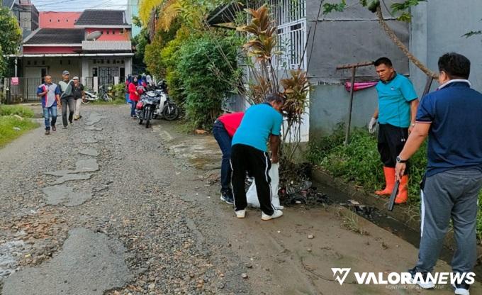 Camat Nanggalo, Rido memimpin Gerakan Rabu Bersih tingkat kecamatan Nanggalo yang di awal Januari tahun 2024 ini, dipusatkan di RT 07 RW 01, Kelurahan Surau Gadang. (istimewa)