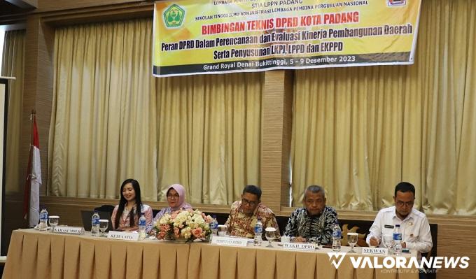 Ketua DPRD Padang, Syafrial Kani bersama pimpinan dewan dan narasumber serta Sekwan, Hendrizal Azhar pada pembukaan Bimtek Peningkatan Kapasitas di Bukittinggi. (humas)