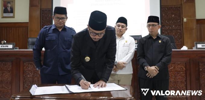Wali Kota Bukittinggi, tanda tangani tanda tangani berita acara serah terima hantaran 3 Ranperda ,pada rapat paripurna DPRD Bukittinggi, Jumat.