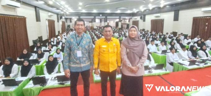 Pj Bupati Pessel Era Sukma Munaf, memotivasi dan memberi semangat ratusan peserta tes CPNS asal daerahnya, di Universitas Muhammadiyah, Pasir Jambak, Kota Padang, baru - baru ini. FOTO: Dok Diskominfo Pessel