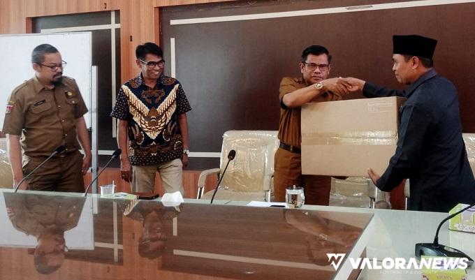 Anggota DPRD Bukittinggi, Ali Zarman serahkan hibah komputer pada Sekda Bukittinggi, Martias Wanto. Hibah ini akan dimanfaatkan PJS Bukittinggi untuk mendukung kegiatan jurnalistik mereka. (hamriadi)