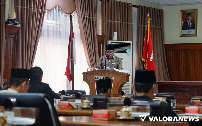 Anggota DPRD Bukittinggi menyampaikan pandangan fraksinya terhadap 3 Ranperda pada rapat paripurna, Kamis. (hamriadi)