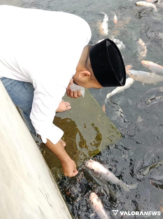 Wagub Sumbar, Audy Joinaldy di kolam Ikan Sakti Jorong Sungai Janiah, Nagari Tabek Panjang, Agam. (humas)