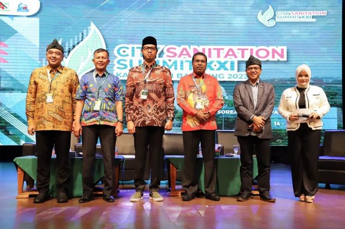 Erman Safar bersama kepala daerah lainnya, dalam agenda sharing session di ajang City Sanitation Summit (CSS) XXI tahun 2023, di Kabupaten Bandung.