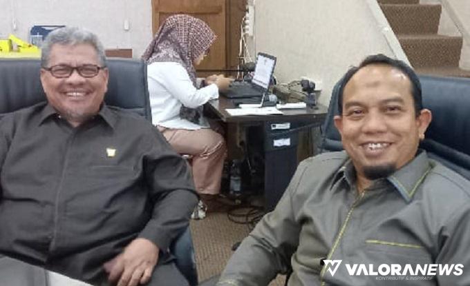 Dua pplitisi Fraksi, Muhidi dan Muharlion menghadiri rapat paripurna DPRD Padang, Senin.