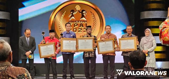 Bupati Pesisir Selatan Rusma Yul Anwar menerima penghargaan (anugerah) KPAI 2023, diserahkan Menteri PP & PA Bintang Prayoga, dan Ketua KPAI Ai Mariati Sholihah, di Jakarta, Kamis (20/07/2023). Foto: Dok Diskominfo Pessel